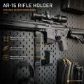 AR-15-Gewehr waagerecht auf einer Halterung für die IKEA-Skådis-Lochplatte.