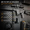 AR-15-Gewehr waagerecht auf einer Halterung für die IKEA-Skådis-Lochplatte.