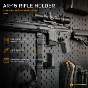 AR-15-kivääri vaakasuorassa säilytyksessä IKEA Skådis -reikälevyyn tarkoitetussa telineessä.