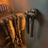 Accessoires de tir sur un rail Picatinny magnétique à l'intérieur d'une armoire à armes.
