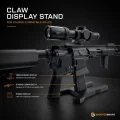 Karabinek AR-15 z lunetą ustawiony na stojaku ekspozycyjnym Claw.