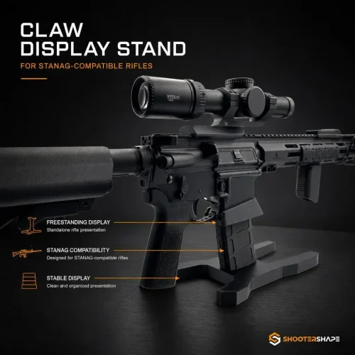 Karabinek AR-15 z lunetą ustawiony na stojaku ekspozycyjnym Claw.