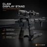 Kiikaritähtäimellä varustettu AR-15-kivääri Claw-esittelytelineessä.