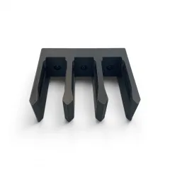 Magneettinen teline 3 Magpul PMAG Gen M2 / M3 -lippaalle – edestä kuvattuna