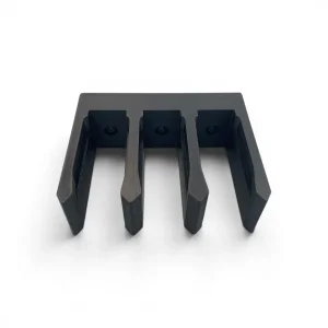 Magneettinen teline 3 Magpul PMAG Gen M2 / M3 -lippaalle – edestä kuvattuna