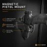 Pistolet rangé verticalement sur un support magnétique dans une armoire à armes.